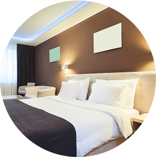 清潔でモダンなホテルのツインルーム