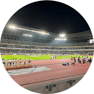 夜のスタジアムでのスポーツ観戦の風景