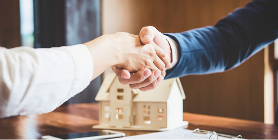 握手を交わす二人のビジネスマンの手元