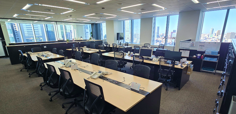 大きな窓から景色が見える広々としたオフィスの室内