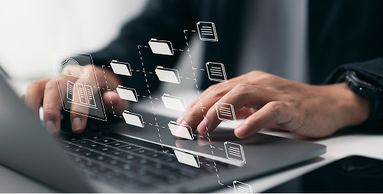 ノートパソコンでフォルダを管理する手元の様子