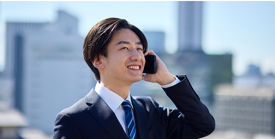 高層ビルが立ち並ぶ都会の街並み