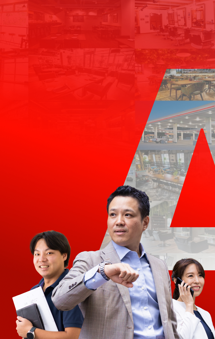 ビジネスシーンで笑顔の男女が並ぶオフィス系イメージ