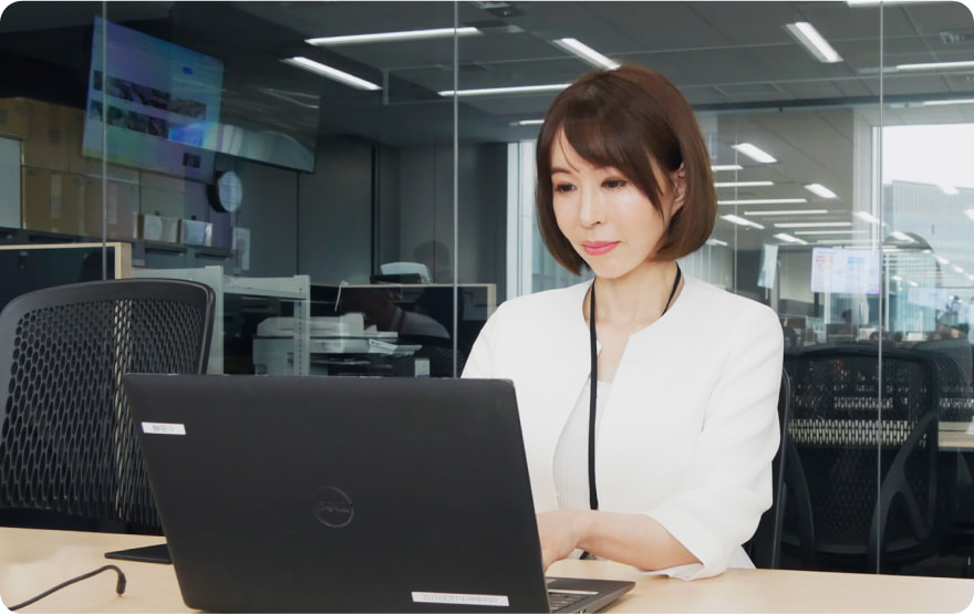 オフィスでパソコン作業をする女性社員の様子