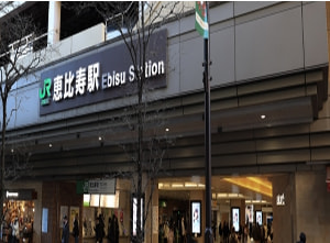 恵比寿駅の外観と駅前の様子を写した写真